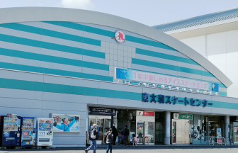 BIGBOX東大和に併設された東大和スケートセンターの建物外観