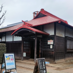 歴史的な建物が並ぶ小平ふるさと村の茅葺き屋根の古民家群