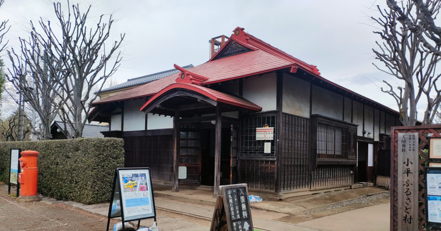 歴史的な建物が並ぶ小平ふるさと村の茅葺き屋根の古民家群