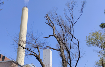 建設中の（仮称）新ごみ焼却施設の高い煙突