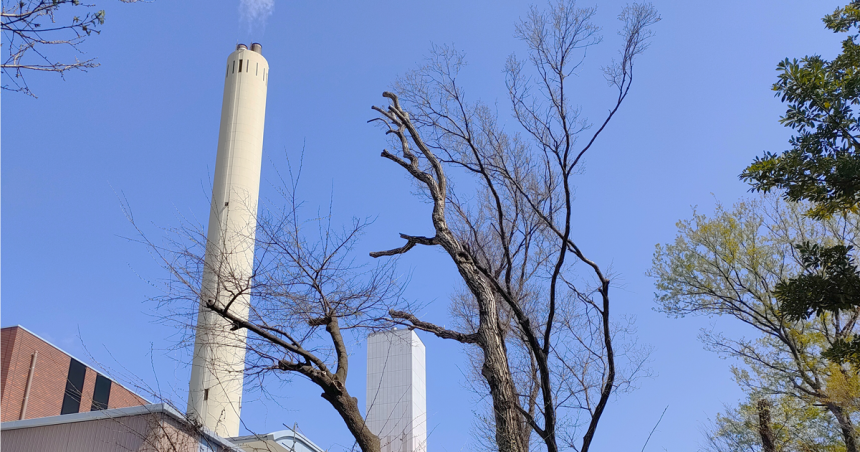 建設中の（仮称）新ごみ焼却施設の高い煙突