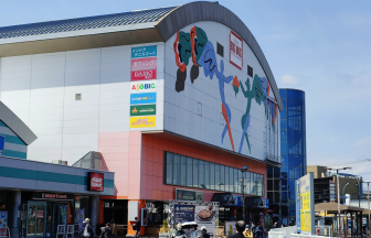 様々な施設が入るBIGBOX東大和の建物外観