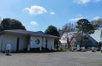 様々な植物が植えられた薬用植物園の温室と屋外栽培エリア