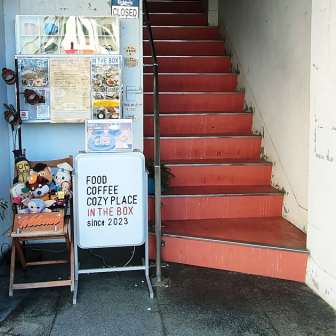 IN THE BOXの店舗入口