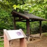 「木々に囲まれた静かな小川水衛所跡の全景」