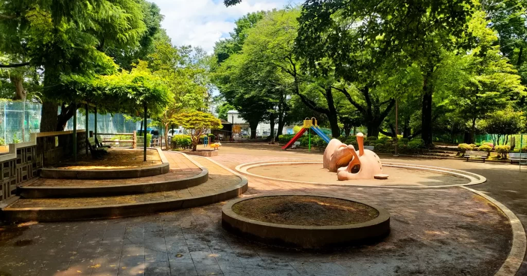 上水公園のすべり台やブランコなどが設置された遊具エリア