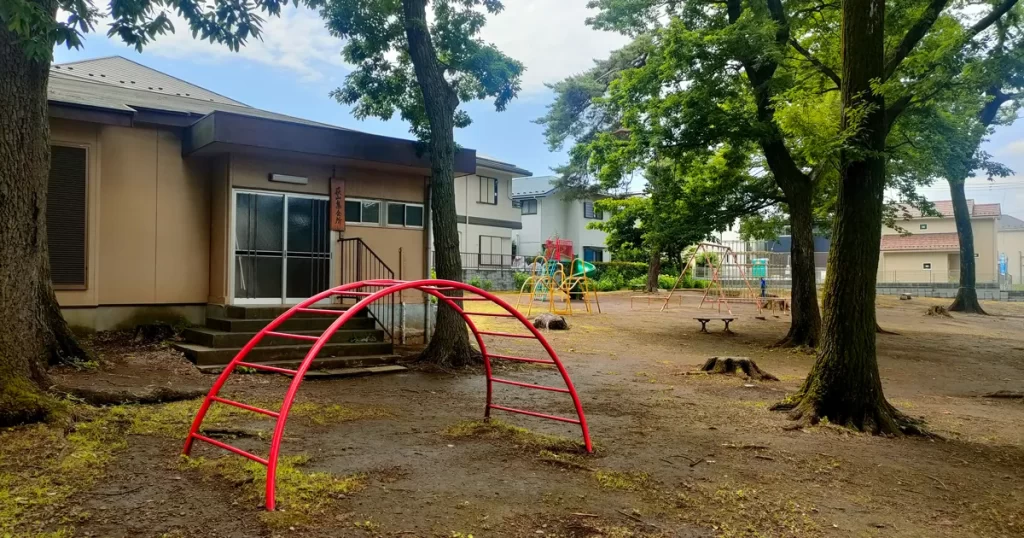 萩山第二児童遊園の滑り台やブランコなど遊具が並ぶ遊び場の様子