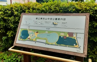 萩山公園の緑あふれる景色とベンチが置かれた休憩スポット