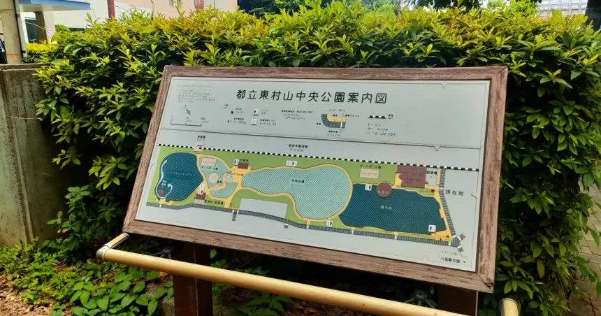萩山公園の緑あふれる景色とベンチが置かれた休憩スポット