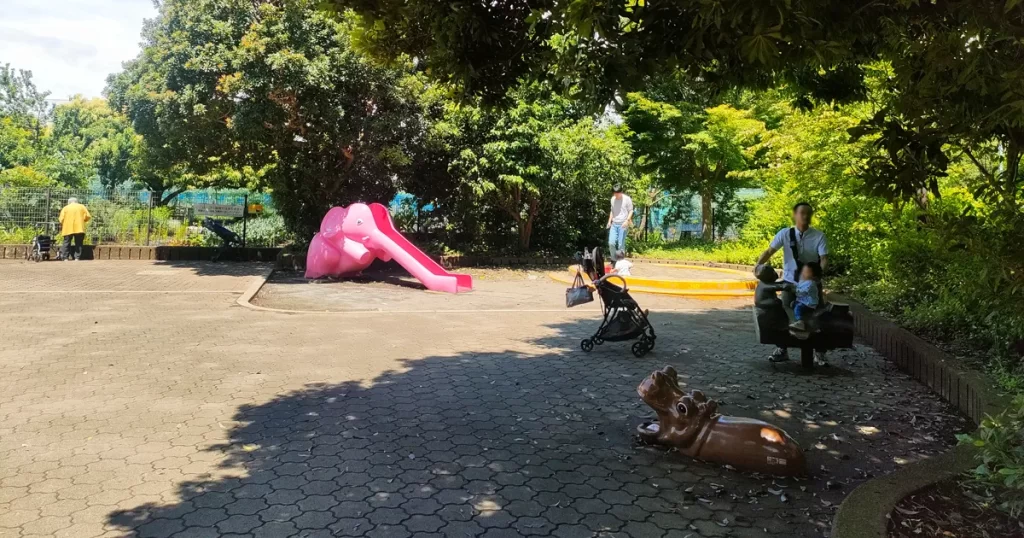 天神じゃぶじゃぶ公園にある動物モチーフの遊具（小平市