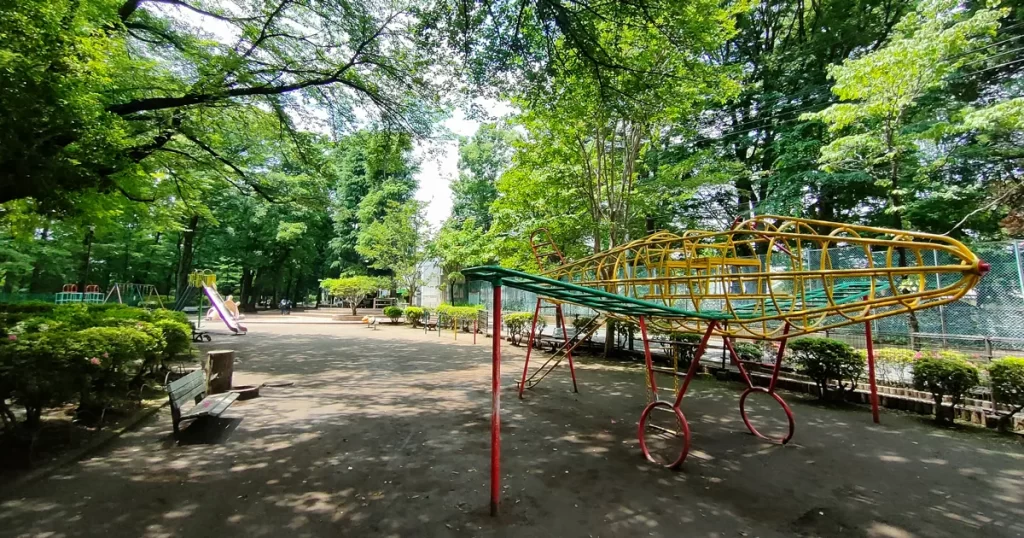 上水公園のすべり台やブランコなどが設置された遊具エリア