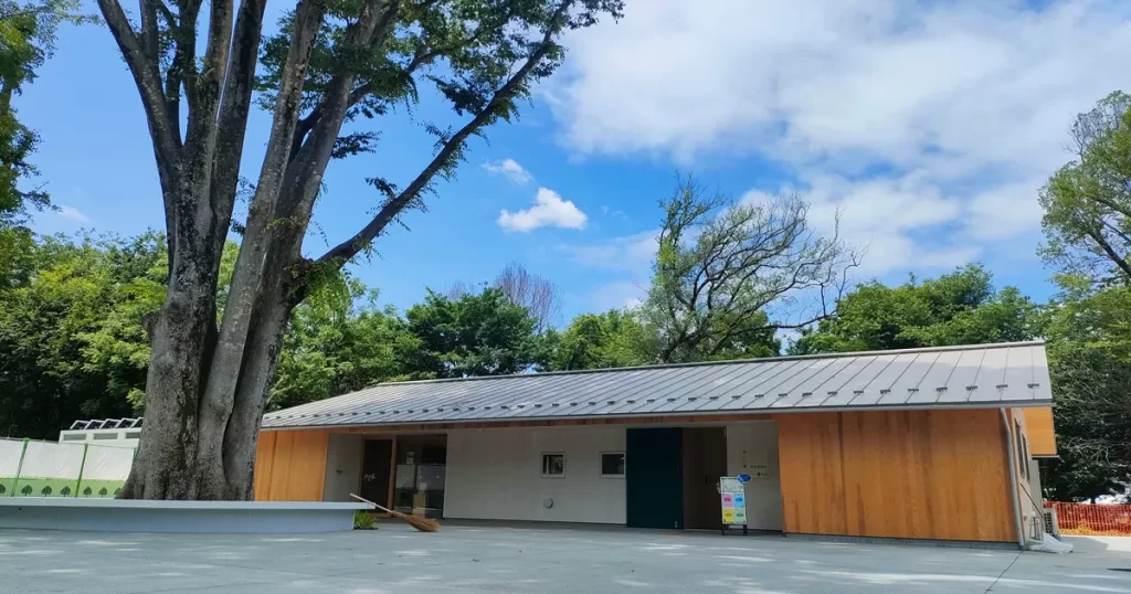 萩山公園北側にある管理棟と複合施設Hagimaの外観（2025年春撮影）