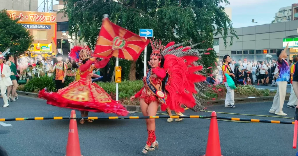 赤いコスチュームで華やかなサンバを披露するダンサーたち