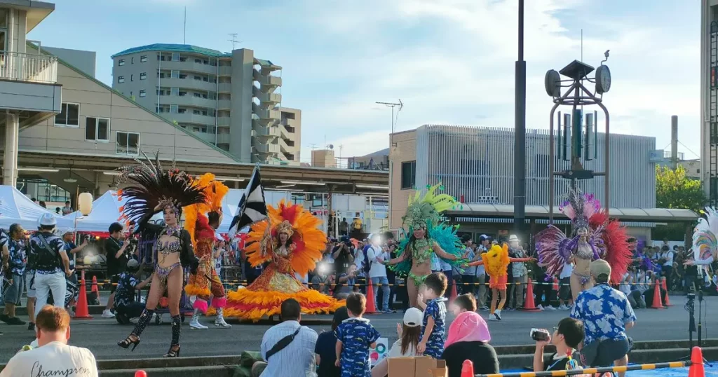 カラフルな衣装を身にまとい、華やかなサンバを披露するダンサーたち